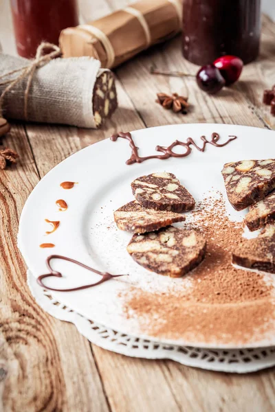 Ahşap bir masa üzerinde çikolata sosis — Stok fotoğraf