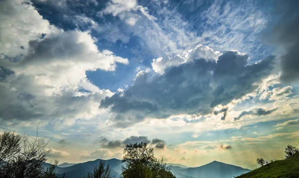 Dağların üzerinden gökyüzünde bulutlar