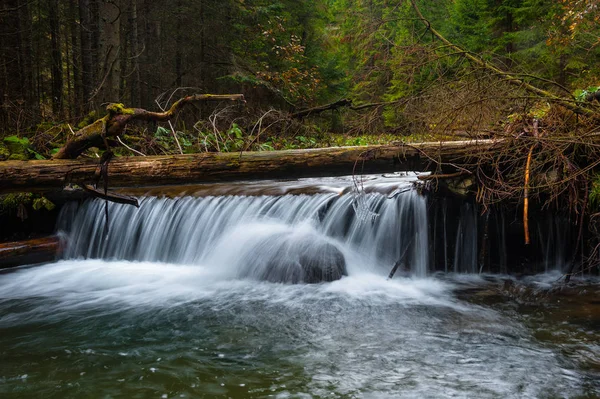 Akış şelale üzerinde göster