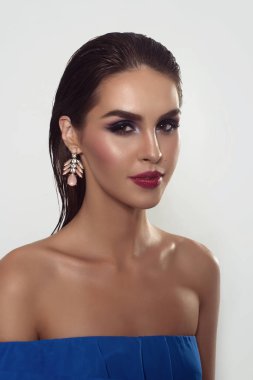  güzel esmer model parlak makyaj ile