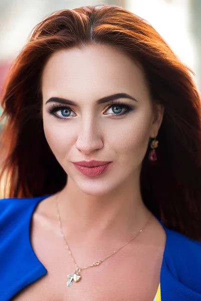 Portrait of young smiling woman — Stock Photo, Image