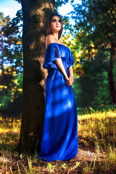 ผู้หญิงสาวในสวนฤดูใบไม้ร่วง — ภาพถ่ายสต็อก