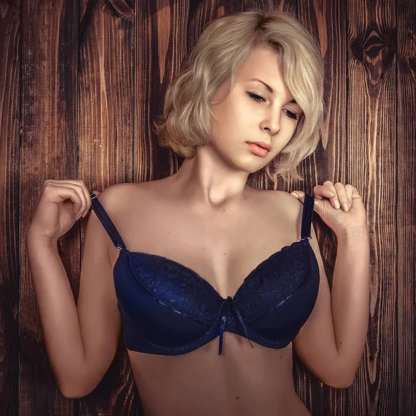 파란색 브래지어에서 젊은 금발 여자 — 스톡 사진