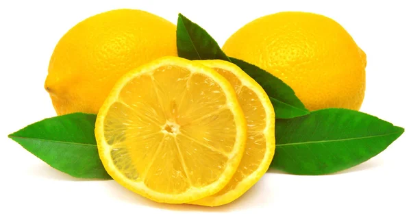 Limões com fatias e folhas verdes — Fotografia de Stock