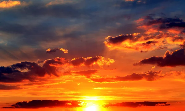 Majestatyczny pomarańczowy zachód słońca — Zdjęcie stockowe