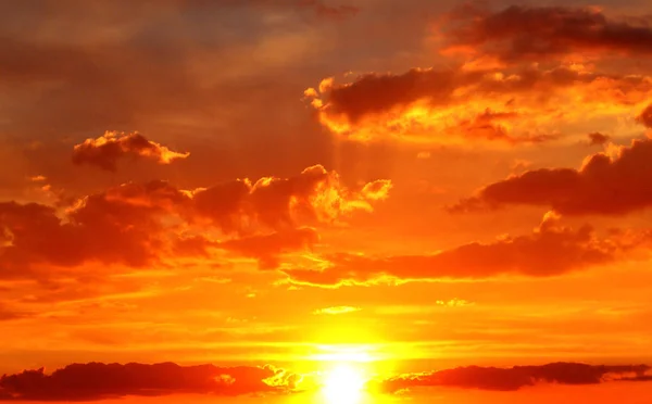 Görkemli turuncu günbatımı — Stok fotoğraf