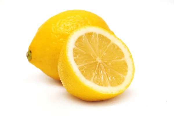 Цілий лимон і половина — стокове фото
