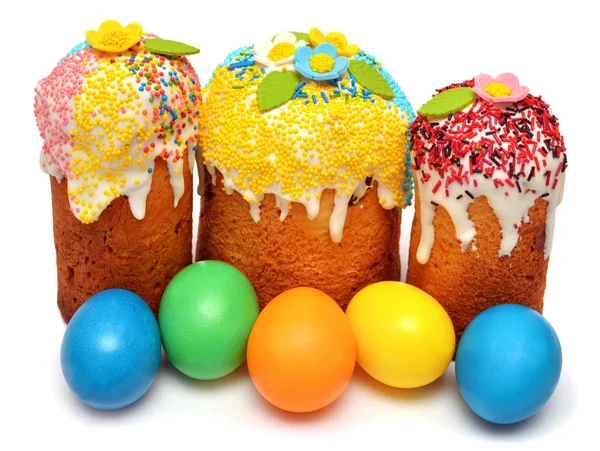 Пасхальный торт с разноцветными яйцами — стоковое фото