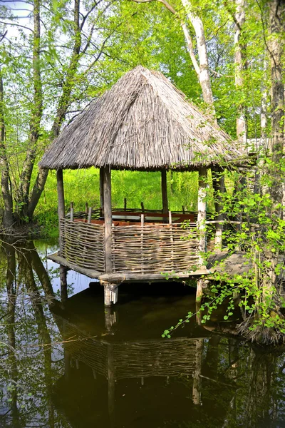 Houten prieel in de buurt van lake — Stockfoto