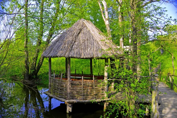 Gazebo in legno vicino al lago — Foto Stock