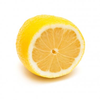 Beyaz arka plan üzerinde izole yarım limon. Tropikal meyve sarı. Düz yatıyordu, en iyi görünümü