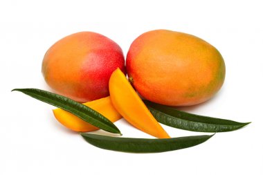 yaprak ve beyaz arka plan üzerinde izole dilimleri ile mango
