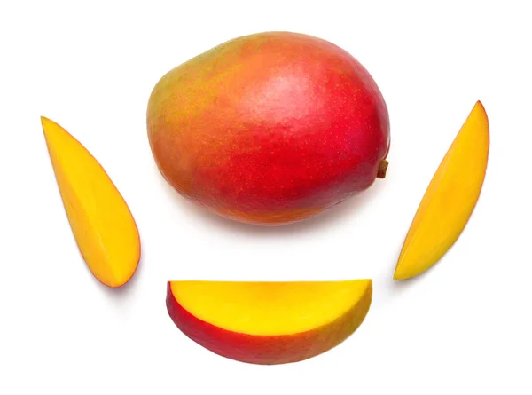Mango meyve bütün ve beyaz arka plan üzerinde izole dilim. Düz yatıyordu, en iyi görünümü
