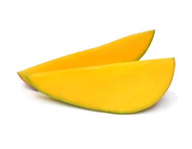 Beyaz arka planda izole edilmiş mango meyvesi dilimi. Düz yatıyordu, üstte.