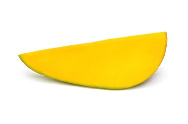 Beyaz arka planda izole edilmiş mango meyvesi dilimi. Düz yatıyordu, üstte.