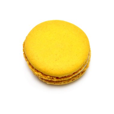 Beyaz arka planda izole edilmiş güzel badem kurabiyesi sarısı. Fransızca c