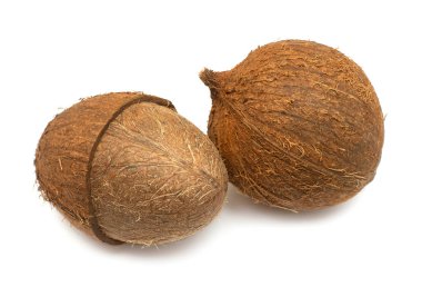 Kabuklu ve kabuksuz iki hindistan cevizi beyaz arkaplanda izole edilmiş.. 