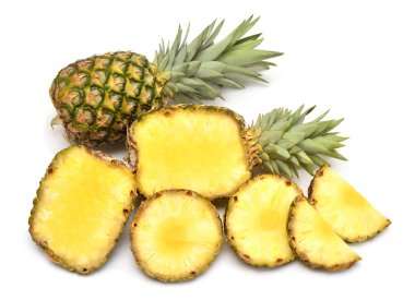 Beyaz arka planda izole edilmiş ananas ve halkalar. Yaratıcı