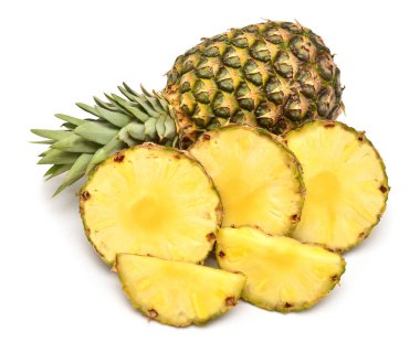 Beyaz arka planda izole edilmiş ananas ve halkalar. Yaratıcı