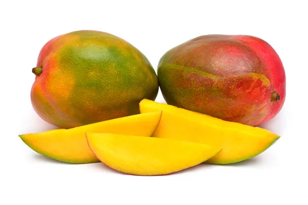 Dwie całości mango i kawałki odizolowane na białym tle. Ślicznotka — Zdjęcie stockowe