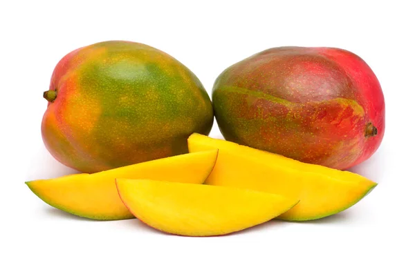 Dos mangos enteros y piezas aisladas sobre fondo blanco. Beautif. — Foto de Stock