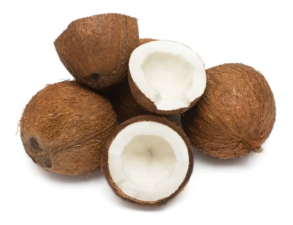 Kokosy całe i pół izolowane na białym tle. Tropikalny f — Zdjęcie stockowe