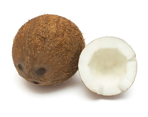 Cocos inteiros e meio isolados sobre fundo branco. Tropical f — Fotografia de Stock