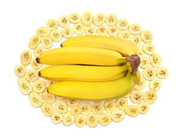 Красивая куча бананов и колец, вырезанных на белом берегу — стоковое фото