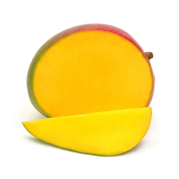 マンゴーの果実の半分とスライス白の背景に隔離された。フラット・ラ — ストック写真