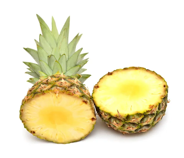 Ananas skära i hälften isolerad på vit bakgrund. Kreativ tro — Stockfoto