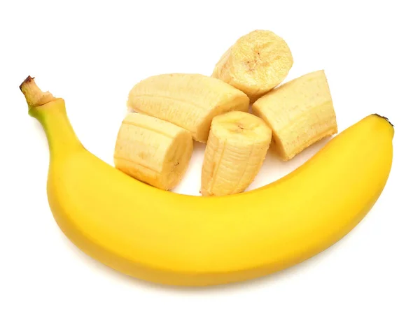 Μπανάνα ολόκληρες και φέτες απομονωμένες σε λευκό φόντο. Επίπεδη, — Φωτογραφία Αρχείου