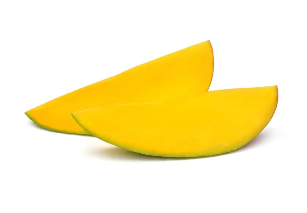Mango plátky ovoce izolované na bílém pozadí. Byt ležel, horní vi — Stock fotografie