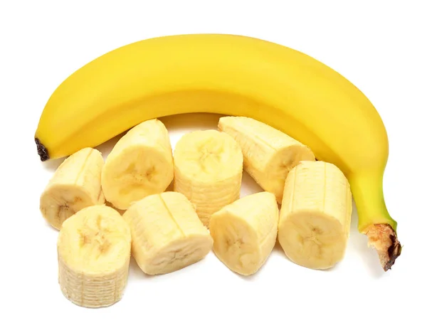 Banan w całości i plastry izolowane na białym tle. Układy płaskie, — Zdjęcie stockowe