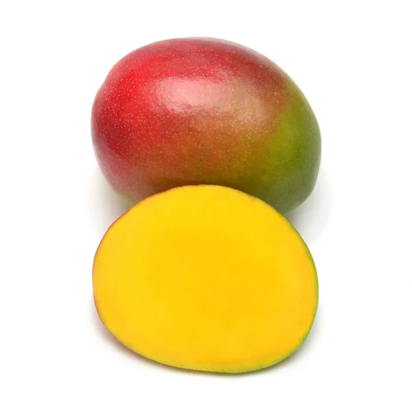マンゴーの果実全体と半分の白い背景に隔離された。フラット・ラ — ストック写真