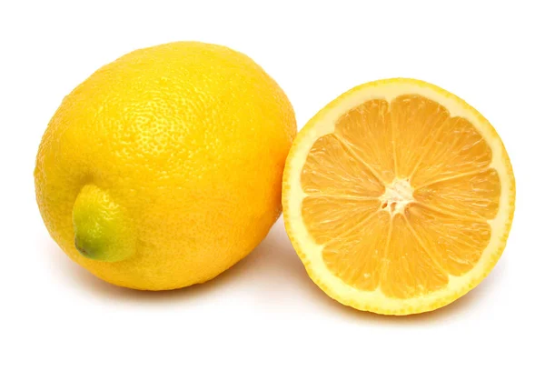 レモンの創造的な全体と白の背景に隔離された半分。ええ、 — ストック写真
