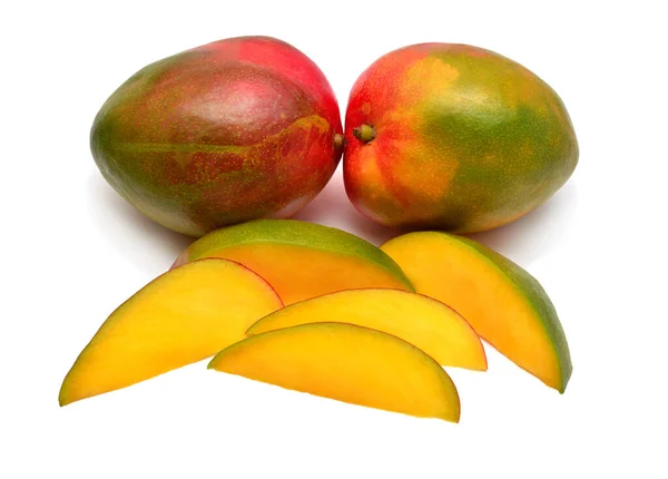 Dos mangos enteros y piezas aisladas sobre fondo blanco. Beautif. — Foto de Stock