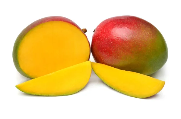 Mangovruchten, geheel, half en in plakjes, geïsoleerd op witte ondergrond. — Stockfoto