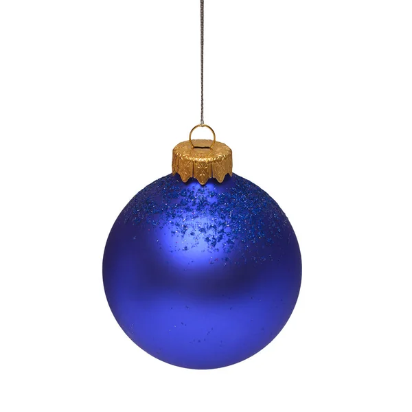 Bola azul de Navidad aislada sobre fondo blanco. Puesta plana, superior — Foto de Stock