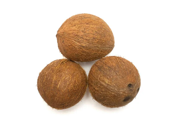 Tre noci di cocco intere isolate su fondo bianco. Frutta tropicale — Foto Stock