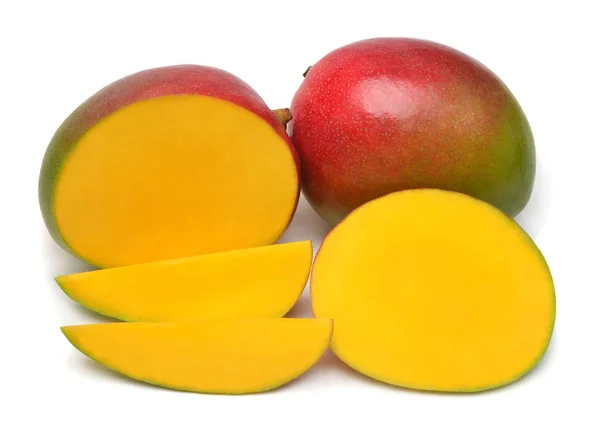 Frutto di mango intero, metà e fette isolate su fondo bianco . — Foto Stock