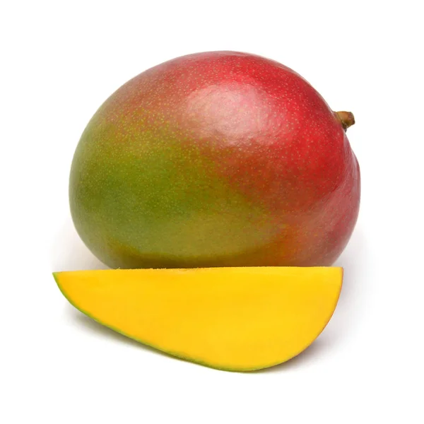 マンゴーの果実全体とスライス白の背景に隔離されます。フラット — ストック写真