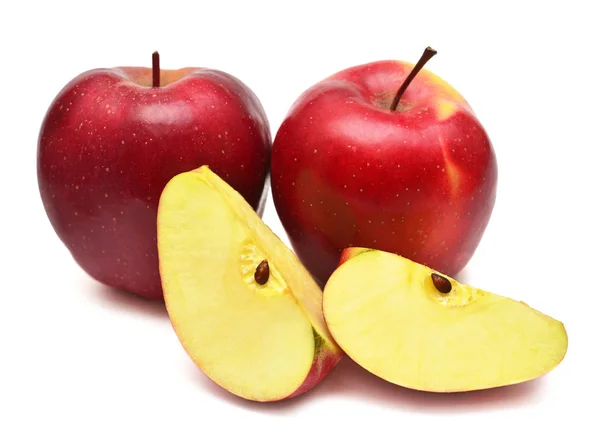 Grupo de manzanas rojas y macro fruta en rodajas aisladas sobre fondo blanco — Foto de Stock