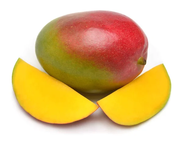Mango fruta entera y rebanada aislada sobre un fondo blanco. Plano — Foto de Stock