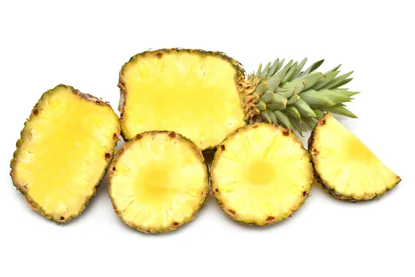 Ananas hälften och skiva isolerad på vit bakgrund. Kreativ — Stockfoto