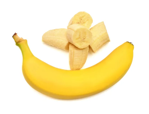 Banán egészben és szeletek elszigetelt fehér alapon. Lapos fektetés, — Stock Fotó