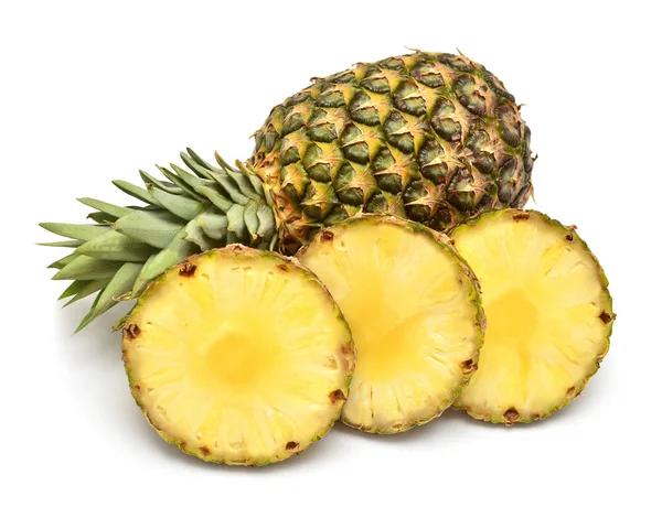 Ananas ganz und Ringe isoliert auf weißem Hintergrund. kreativ — Stockfoto