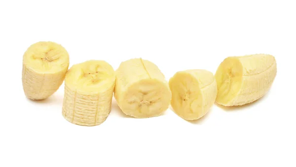Bananowe plastry odizolowane na białym tle. Płaskie ułożenie, widok z góry — Zdjęcie stockowe