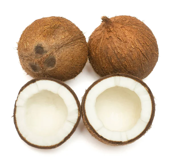 Cocos inteiros e meio isolados sobre fundo branco. Tropical f — Fotografia de Stock