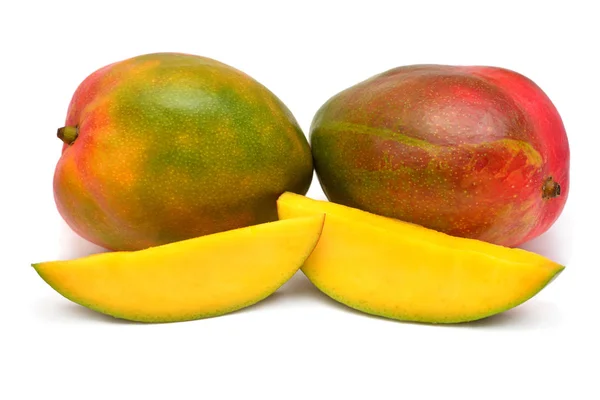 Dos mangos enteros y piezas aisladas sobre fondo blanco. Beautif. — Foto de Stock