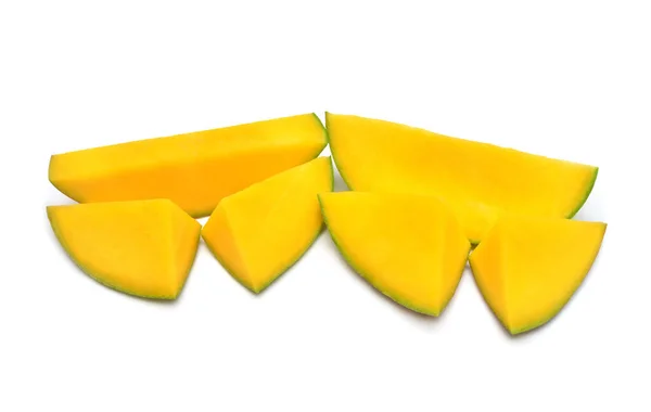 Rebanada de fruta de mango aislada sobre fondo blanco. Puesta plana, superior vi — Foto de Stock